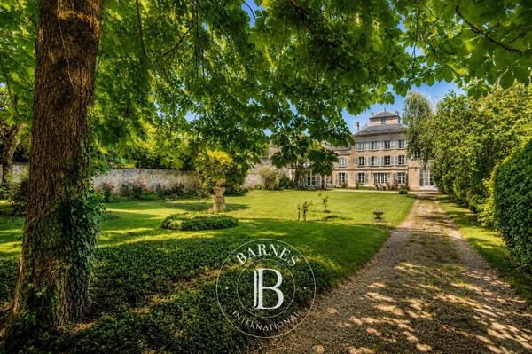 Chantilly, Hôtel particulier 6 Chambres -  696 m² à vendre