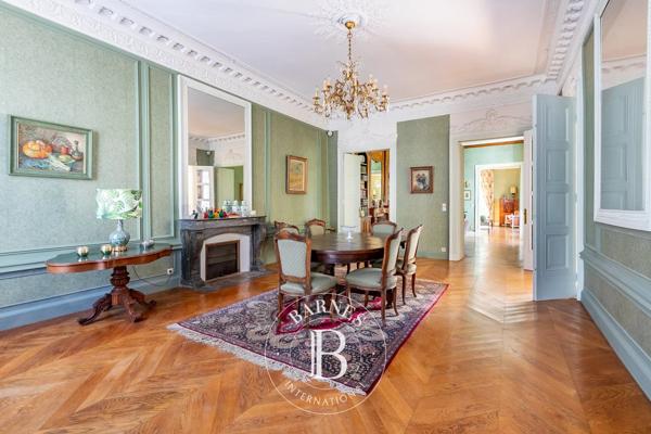 Chantilly, Hôtel particulier 6 Chambres -  696 m² à vendre