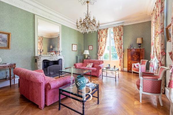 Chantilly, Hôtel particulier 6 Chambres -  696 m² à vendre