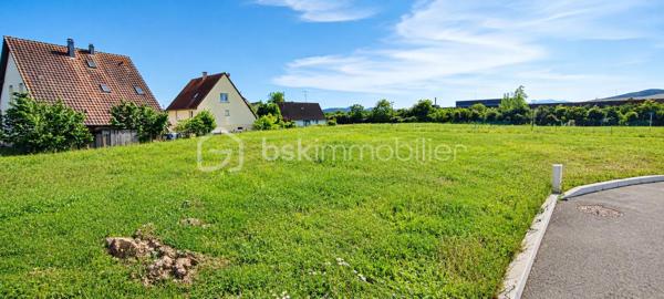 À découvrir sans tarder : terrain viabilisé de 5,47 ares situé à Houssen, au sein d’un lotissement récent offrant un cadre résidentiel calme et agréable.

Profitez d’un emplacement privilégié à seulement 5 minutes de Colmar, permettant de bénéficier d’un environnement serein tout en restant proche des commerces, écoles, services et principaux axes de circulation.

Les points forts :
• Terrain entièrement viabilisé
• Situé dans un nouveau lotissement
• Secteur calme et recherché
• Accès rapide à Colmar
• Commodités accessibles à proximité
• Idéal pour réaliser votre projet de construction

Ce terrain représente une belle opportunité pour bâtir votre future maison dans un secteur apprécié pour sa situation et sa qualité de vie.

Contactez-moi pour obtenir davantage d’informations ou programmer une visite.