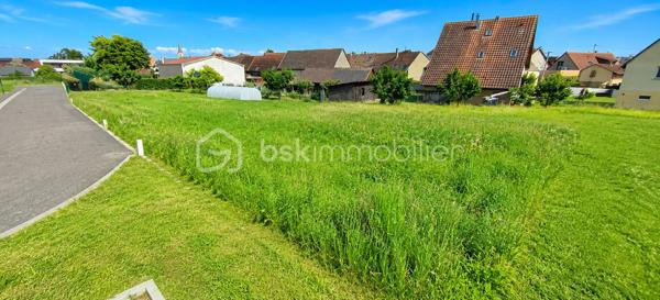 À découvrir sans tarder : terrain viabilisé de 5,47 ares situé à Houssen, au sein d’un lotissement récent offrant un cadre résidentiel calme et agréable.

Profitez d’un emplacement privilégié à seulement 5 minutes de Colmar, permettant de bénéficier d’un environnement serein tout en restant proche des commerces, écoles, services et principaux axes de circulation.

Les points forts :
• Terrain entièrement viabilisé
• Situé dans un nouveau lotissement
• Secteur calme et recherché
• Accès rapide à Colmar
• Commodités accessibles à proximité
• Idéal pour réaliser votre projet de construction

Ce terrain représente une belle opportunité pour bâtir votre future maison dans un secteur apprécié pour sa situation et sa qualité de vie.

Contactez-moi pour obtenir davantage d’informations ou programmer une visite.