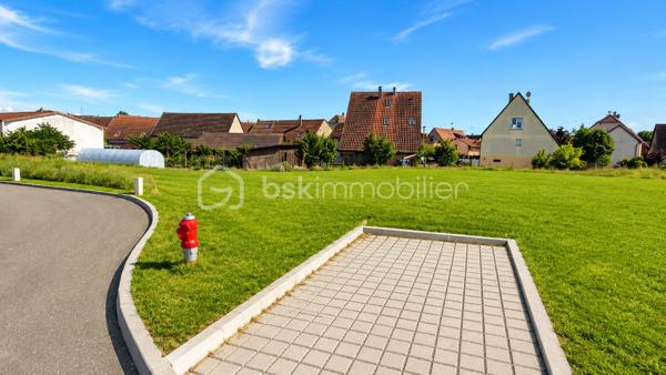 À découvrir sans tarder : terrain viabilisé de 5,47 ares situé à Houssen, au sein d’un lotissement récent offrant un cadre résidentiel calme et agréable.

Profitez d’un emplacement privilégié à seulement 5 minutes de Colmar, permettant de bénéficier d’un environnement serein tout en restant proche des commerces, écoles, services et principaux axes de circulation.

Les points forts :
• Terrain entièrement viabilisé
• Situé dans un nouveau lotissement
• Secteur calme et recherché
• Accès rapide à Colmar
• Commodités accessibles à proximité
• Idéal pour réaliser votre projet de construction

Ce terrain représente une belle opportunité pour bâtir votre future maison dans un secteur apprécié pour sa situation et sa qualité de vie.

Contactez-moi pour obtenir davantage d’informations ou programmer une visite.