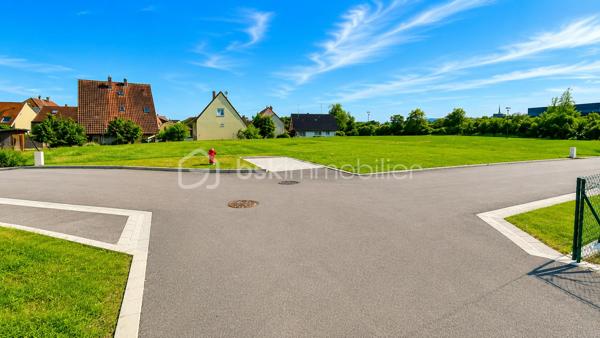 À découvrir sans tarder : terrain viabilisé de 5,47 ares situé à Houssen, au sein d’un lotissement récent offrant un cadre résidentiel calme et agréable.

Profitez d’un emplacement privilégié à seulement 5 minutes de Colmar, permettant de bénéficier d’un environnement serein tout en restant proche des commerces, écoles, services et principaux axes de circulation.

Les points forts :
• Terrain entièrement viabilisé
• Situé dans un nouveau lotissement
• Secteur calme et recherché
• Accès rapide à Colmar
• Commodités accessibles à proximité
• Idéal pour réaliser votre projet de construction

Ce terrain représente une belle opportunité pour bâtir votre future maison dans un secteur apprécié pour sa situation et sa qualité de vie.

Contactez-moi pour obtenir davantage d’informations ou programmer une visite.