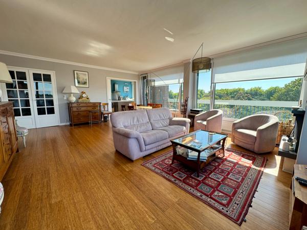 PARC BARBIEUX T5 159M² AVEC GRAND BALCON, CAVE, GARAGE + PARKINGS EN COLLECTIF . ROUBAIX