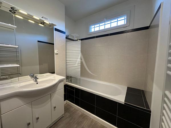 APPARTEMENT TYPE 4 REZ DE CHAUSSEE DANS RESIDENCE FERMEE LOGGIA CAVE ET PARKING