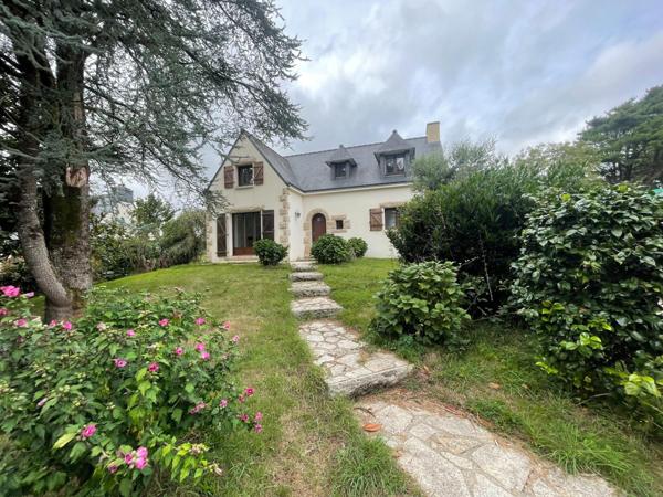 Maison régionale, rénovée, exposée sud avec grand jardin.