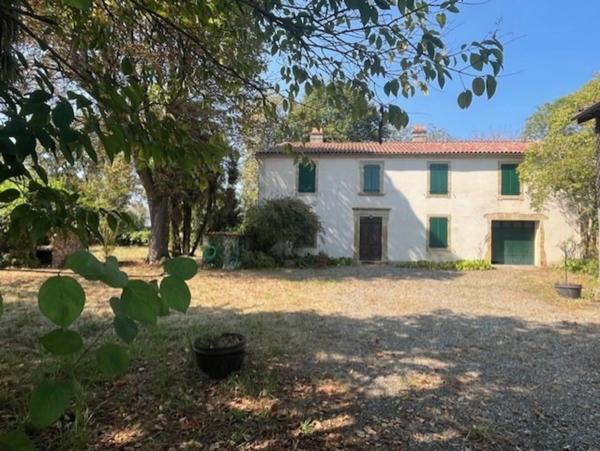 PLAISANCE DU GERS(32): MAISON BOURGEOISE avec garages et dependances , dans son jus, 190m2 sur terrain paysagé et pâture de 5.000m2, au calme,