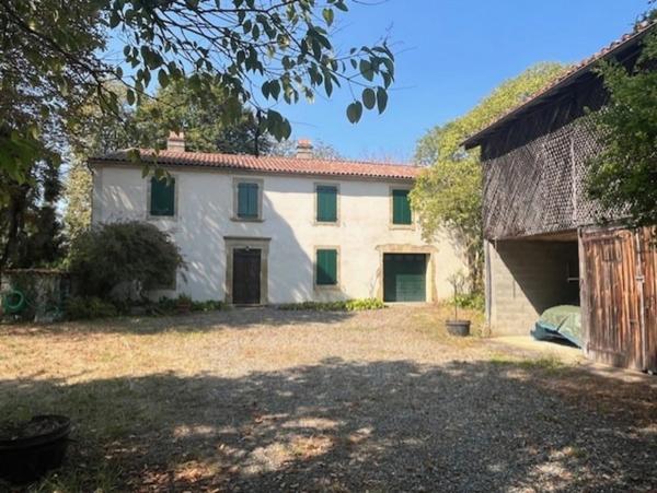 PLAISANCE DU GERS(32): MAISON BOURGEOISE avec garages et dependances , dans son jus, 190m2 sur terrain paysagé et pâture de 5.000m2, au calme,