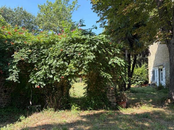 PLAISANCE DU GERS(32): MAISON BOURGEOISE avec garages et dependances , dans son jus, 190m2 sur terrain paysagé et pâture de 5.000m2, au calme,