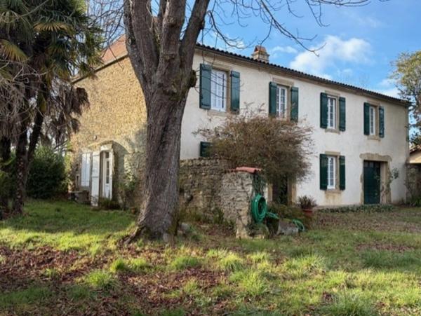 PLAISANCE DU GERS(32): MAISON BOURGEOISE avec garages et dependances , dans son jus, 190m2 sur terrain paysagé et pâture de 5.000m2, au calme,