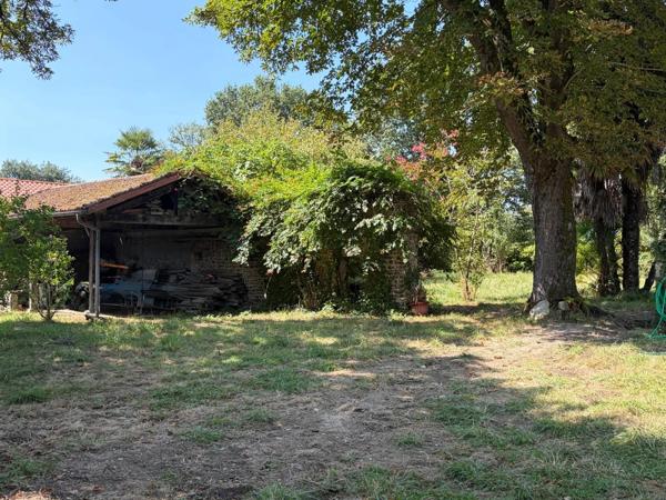 PLAISANCE DU GERS(32): MAISON BOURGEOISE avec garages et dependances , dans son jus, 190m2 sur terrain paysagé et pâture de 5.000m2, au calme,