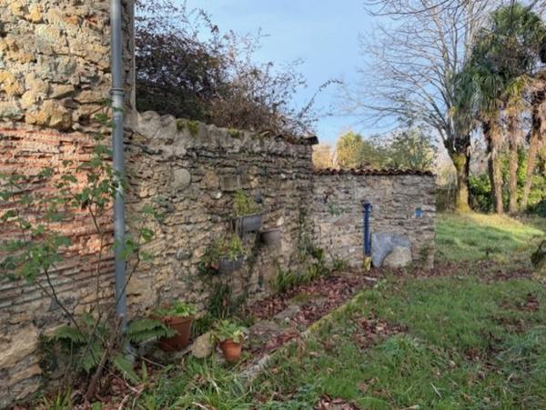 PLAISANCE DU GERS(32): MAISON BOURGEOISE avec garages et dependances , dans son jus, 190m2 sur terrain paysagé et pâture de 5.000m2, au calme,