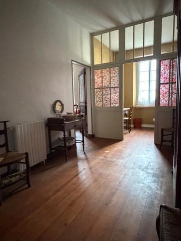 PLAISANCE DU GERS(32): MAISON BOURGEOISE avec garages et dependances , dans son jus, 190m2 sur terrain paysagé et pâture de 5.000m2, au calme,