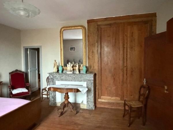 PLAISANCE DU GERS(32): MAISON BOURGEOISE avec garages et dependances , dans son jus, 190m2 sur terrain paysagé et pâture de 5.000m2, au calme,