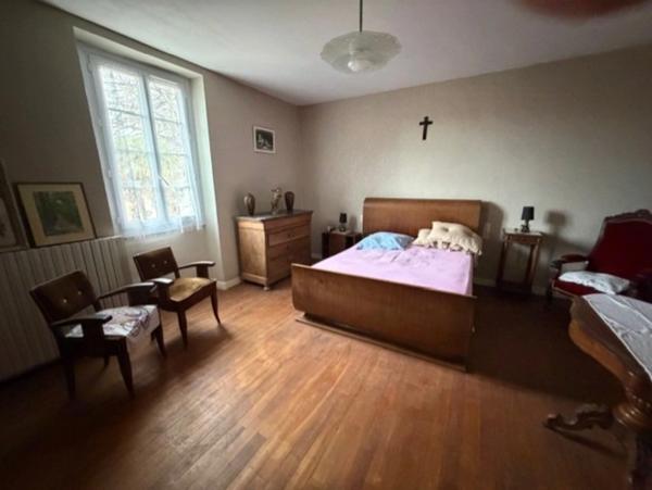 PLAISANCE DU GERS(32): MAISON BOURGEOISE avec garages et dependances , dans son jus, 190m2 sur terrain paysagé et pâture de 5.000m2, au calme,