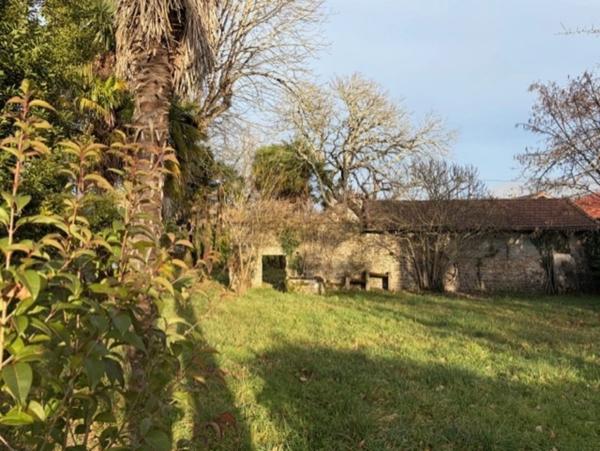 PLAISANCE DU GERS(32): MAISON BOURGEOISE avec garages et dependances , dans son jus, 190m2 sur terrain paysagé et pâture de 5.000m2, au calme,