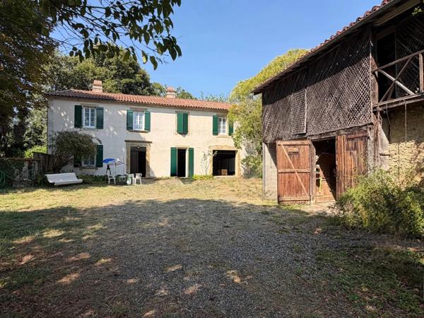 PLAISANCE DU GERS(32): MAISON BOURGEOISE avec garages et dependances , dans son jus, 190m2 sur terrain paysagé et pâture de 5.000m2, au calme,