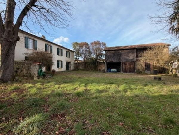 PLAISANCE DU GERS(32): MAISON BOURGEOISE avec garages et dependances , dans son jus, 190m2 sur terrain paysagé et pâture de 5.000m2, au calme,