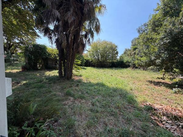 PLAISANCE DU GERS(32): MAISON BOURGEOISE avec garages et dependances , dans son jus, 190m2 sur terrain paysagé et pâture de 5.000m2, au calme,