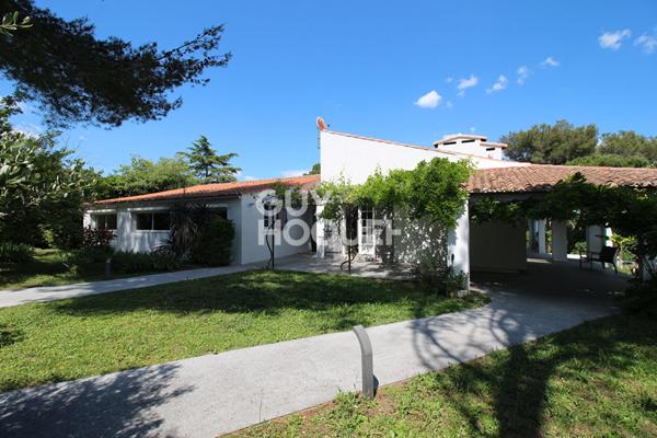 Maison de Prestige à Vendre à Langlade