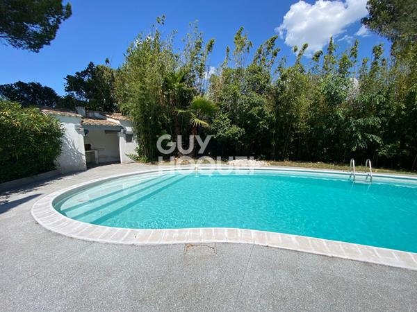 Maison de Prestige à Vendre à Langlade