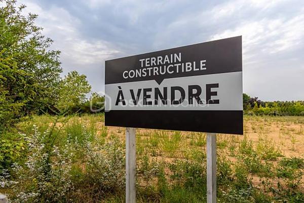 RARE – TERRAIN À BÂTIR DE 227 M² AU CALME, À PROXIMITÉ DU CENTRE-VILLE
Dans un environnement calme et recherché, à proximité du centre-ville, découvrez ce terrain à bâtir de 227 m², idéal pour réaliser votre projet de construction.

Situé dans une rue paisible, ce terrain bénéficie d’un emplacement privilégié, permettant de profiter du calme tout en restant proche des commerces, services et commodités.
Le terrain est clos sur 3 côtés et libre de tout constructeur, vous offrant une totale liberté dans le choix de votre constructeur et la conception de votre future maison.
Le terrain est non viabilisé, mais l’ensemble des réseaux se trouve à proximité immédiate dans la rue, facilitant les démarches de raccordement.

À noter : les photos, plans et propositions d’aménagement présentés dans l’annonce sont donnés à titre indicatif et constituent de simples suggestions de projet. Ils ne sont pas contractuels et ne préjugent pas du projet constructible. Ces propositions ont été effectuées avec les Maisons de Manon à Gignac.

Une belle opportunité pour réaliser un projet personnalisé dans un emplacement recherché, au calme et à proximité du centre-ville.