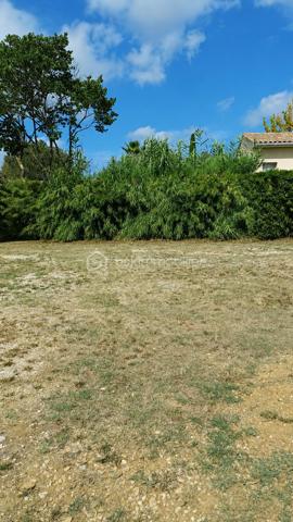 RARE – TERRAIN À BÂTIR DE 227 M² AU CALME, À PROXIMITÉ DU CENTRE-VILLE
Dans un environnement calme et recherché, à proximité du centre-ville, découvrez ce terrain à bâtir de 227 m², idéal pour réaliser votre projet de construction.

Situé dans une rue paisible, ce terrain bénéficie d’un emplacement privilégié, permettant de profiter du calme tout en restant proche des commerces, services et commodités.
Le terrain est clos sur 3 côtés et libre de tout constructeur, vous offrant une totale liberté dans le choix de votre constructeur et la conception de votre future maison.
Le terrain est non viabilisé, mais l’ensemble des réseaux se trouve à proximité immédiate dans la rue, facilitant les démarches de raccordement.

À noter : les photos, plans et propositions d’aménagement présentés dans l’annonce sont donnés à titre indicatif et constituent de simples suggestions de projet. Ils ne sont pas contractuels et ne préjugent pas du projet constructible. Ces propositions ont été effectuées avec les Maisons de Manon à Gignac.

Une belle opportunité pour réaliser un projet personnalisé dans un emplacement recherché, au calme et à proximité du centre-ville.