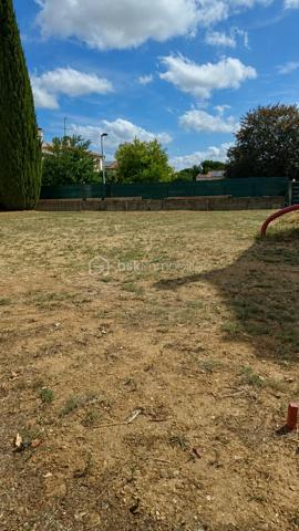RARE – TERRAIN À BÂTIR DE 227 M² AU CALME, À PROXIMITÉ DU CENTRE-VILLE
Dans un environnement calme et recherché, à proximité du centre-ville, découvrez ce terrain à bâtir de 227 m², idéal pour réaliser votre projet de construction.

Situé dans une rue paisible, ce terrain bénéficie d’un emplacement privilégié, permettant de profiter du calme tout en restant proche des commerces, services et commodités.
Le terrain est clos sur 3 côtés et libre de tout constructeur, vous offrant une totale liberté dans le choix de votre constructeur et la conception de votre future maison.
Le terrain est non viabilisé, mais l’ensemble des réseaux se trouve à proximité immédiate dans la rue, facilitant les démarches de raccordement.

À noter : les photos, plans et propositions d’aménagement présentés dans l’annonce sont donnés à titre indicatif et constituent de simples suggestions de projet. Ils ne sont pas contractuels et ne préjugent pas du projet constructible. Ces propositions ont été effectuées avec les Maisons de Manon à Gignac.

Une belle opportunité pour réaliser un projet personnalisé dans un emplacement recherché, au calme et à proximité du centre-ville.
