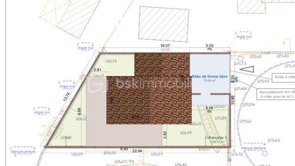 RARE – TERRAIN À BÂTIR DE 227 M² AU CALME, À PROXIMITÉ DU CENTRE-VILLE
Dans un environnement calme et recherché, à proximité du centre-ville, découvrez ce terrain à bâtir de 227 m², idéal pour réaliser votre projet de construction.

Situé dans une rue paisible, ce terrain bénéficie d’un emplacement privilégié, permettant de profiter du calme tout en restant proche des commerces, services et commodités.
Le terrain est clos sur 3 côtés et libre de tout constructeur, vous offrant une totale liberté dans le choix de votre constructeur et la conception de votre future maison.
Le terrain est non viabilisé, mais l’ensemble des réseaux se trouve à proximité immédiate dans la rue, facilitant les démarches de raccordement.

À noter : les photos, plans et propositions d’aménagement présentés dans l’annonce sont donnés à titre indicatif et constituent de simples suggestions de projet. Ils ne sont pas contractuels et ne préjugent pas du projet constructible. Ces propositions ont été effectuées avec les Maisons de Manon à Gignac.

Une belle opportunité pour réaliser un projet personnalisé dans un emplacement recherché, au calme et à proximité du centre-ville.