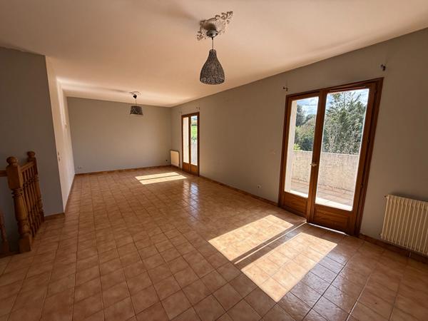 MAISON 3 CHAMBRES AVEC JARDIN ET GARAGE A POMAS