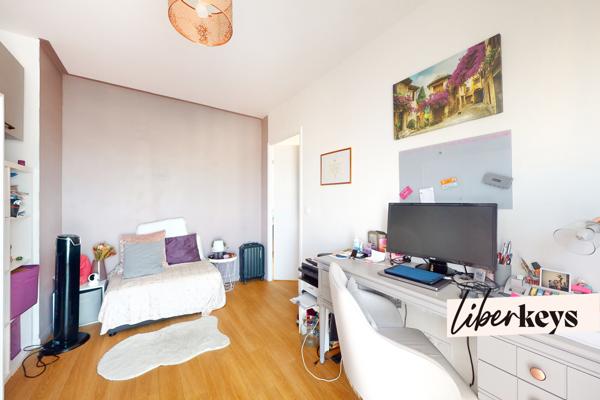 Appartement T3 de 61 m² / dernier étage exposé Sud / stationnement à Colombes