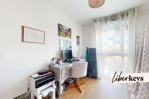 Appartement T3 de 61 m² / dernier étage exposé Sud / stationnement à Colombes