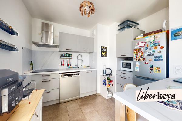 Appartement T3 de 61 m² / dernier étage exposé Sud / stationnement à Colombes