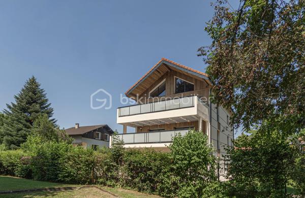 Dans l’un des secteurs les plus recherchés d’Annecy-le-Vieux, au cœur du quartier prisé des Pommaries, découvrez ce superbe appartement de standing de 108 m², entièrement rénové avec des prestations haut de gamme, au sein d’une résidence intimiste et exclusive de seulement 3 appartements avec ascenseur.

Dès l’entrée, le ton est donné : volumes généreux, finitions soignées, matériaux premium et atmosphère élégante créent un lieu de vie chaleureux. 

La pièce de vie baignée de lumière s’ouvre sur une spacieuse terrasse de 40 m², véritable prolongement de l’appartement, idéale pour profiter de son extérieur. 

La cuisine contemporaine est entièrement équipée avec de l’électroménager et des matériaux de grande qualité. 

L’appartement propose trois belles chambres dont une suite parentale, 2 salles d’eau : un agencement sur-mesure optimisé dans les moindres détails.

Un garage, une place de parking ainsi qu’un local vélos sécurisé complètent ce bien .

Un appartement confidentiel, aux prestations soignées offrant un cadre de vie privilégié à quelques minutes du lac et des commodités.

Pour plus d’informations ou organiser une visite privée, contactez Séverine TOSI.