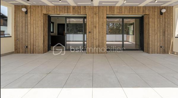 Dans l’un des secteurs les plus recherchés d’Annecy-le-Vieux, au cœur du quartier prisé des Pommaries, découvrez ce superbe appartement de standing de 108 m², entièrement rénové avec des prestations haut de gamme, au sein d’une résidence intimiste et exclusive de seulement 3 appartements avec ascenseur.

Dès l’entrée, le ton est donné : volumes généreux, finitions soignées, matériaux premium et atmosphère élégante créent un lieu de vie chaleureux. 

La pièce de vie baignée de lumière s’ouvre sur une spacieuse terrasse de 40 m², véritable prolongement de l’appartement, idéale pour profiter de son extérieur. 

La cuisine contemporaine est entièrement équipée avec de l’électroménager et des matériaux de grande qualité. 

L’appartement propose trois belles chambres dont une suite parentale, 2 salles d’eau : un agencement sur-mesure optimisé dans les moindres détails.

Un garage, une place de parking ainsi qu’un local vélos sécurisé complètent ce bien .

Un appartement confidentiel, aux prestations soignées offrant un cadre de vie privilégié à quelques minutes du lac et des commodités.

Pour plus d’informations ou organiser une visite privée, contactez Séverine TOSI.