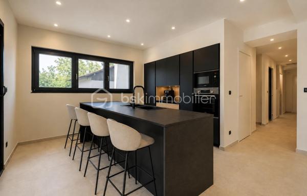 Dans l’un des secteurs les plus recherchés d’Annecy-le-Vieux, au cœur du quartier prisé des Pommaries, découvrez ce superbe appartement de standing de 108 m², entièrement rénové avec des prestations haut de gamme, au sein d’une résidence intimiste et exclusive de seulement 3 appartements avec ascenseur.

Dès l’entrée, le ton est donné : volumes généreux, finitions soignées, matériaux premium et atmosphère élégante créent un lieu de vie chaleureux. 

La pièce de vie baignée de lumière s’ouvre sur une spacieuse terrasse de 40 m², véritable prolongement de l’appartement, idéale pour profiter de son extérieur. 

La cuisine contemporaine est entièrement équipée avec de l’électroménager et des matériaux de grande qualité. 

L’appartement propose trois belles chambres dont une suite parentale, 2 salles d’eau : un agencement sur-mesure optimisé dans les moindres détails.

Un garage, une place de parking ainsi qu’un local vélos sécurisé complètent ce bien .

Un appartement confidentiel, aux prestations soignées offrant un cadre de vie privilégié à quelques minutes du lac et des commodités.

Pour plus d’informations ou organiser une visite privée, contactez Séverine TOSI.