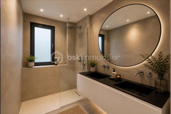 Dans l’un des secteurs les plus recherchés d’Annecy-le-Vieux, au cœur du quartier prisé des Pommaries, découvrez ce superbe appartement de standing de 108 m², entièrement rénové avec des prestations haut de gamme, au sein d’une résidence intimiste et exclusive de seulement 3 appartements avec ascenseur.

Dès l’entrée, le ton est donné : volumes généreux, finitions soignées, matériaux premium et atmosphère élégante créent un lieu de vie chaleureux. 

La pièce de vie baignée de lumière s’ouvre sur une spacieuse terrasse de 40 m², véritable prolongement de l’appartement, idéale pour profiter de son extérieur. 

La cuisine contemporaine est entièrement équipée avec de l’électroménager et des matériaux de grande qualité. 

L’appartement propose trois belles chambres dont une suite parentale, 2 salles d’eau : un agencement sur-mesure optimisé dans les moindres détails.

Un garage, une place de parking ainsi qu’un local vélos sécurisé complètent ce bien .

Un appartement confidentiel, aux prestations soignées offrant un cadre de vie privilégié à quelques minutes du lac et des commodités.

Pour plus d’informations ou organiser une visite privée, contactez Séverine TOSI.