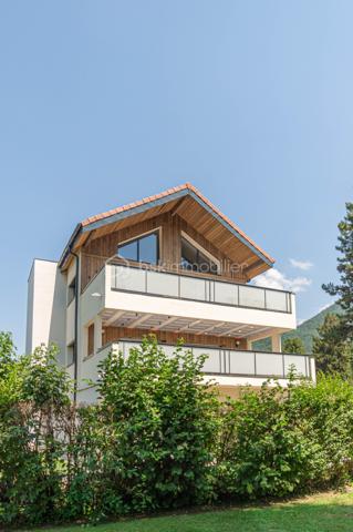 Dans l’un des secteurs les plus recherchés d’Annecy-le-Vieux, au cœur du quartier prisé des Pommaries, découvrez ce superbe appartement de standing de 108 m², entièrement rénové avec des prestations haut de gamme, au sein d’une résidence intimiste et exclusive de seulement 3 appartements avec ascenseur.

Dès l’entrée, le ton est donné : volumes généreux, finitions soignées, matériaux premium et atmosphère élégante créent un lieu de vie chaleureux. 

La pièce de vie baignée de lumière s’ouvre sur une spacieuse terrasse de 40 m², véritable prolongement de l’appartement, idéale pour profiter de son extérieur. 

La cuisine contemporaine est entièrement équipée avec de l’électroménager et des matériaux de grande qualité. 

L’appartement propose trois belles chambres dont une suite parentale, 2 salles d’eau : un agencement sur-mesure optimisé dans les moindres détails.

Un garage, une place de parking ainsi qu’un local vélos sécurisé complètent ce bien .

Un appartement confidentiel, aux prestations soignées offrant un cadre de vie privilégié à quelques minutes du lac et des commodités.

Pour plus d’informations ou organiser une visite privée, contactez Séverine TOSI.