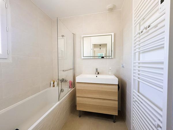 Secteur résidentiel de Venelles Villa individuelle T4 (construction 2021) avec garage attenant sur parcelle de terrain clos de 248 m²