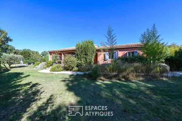 L’horizon pour voisin, maison de plain-pied avec piscine.