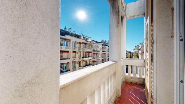 NICE - MUSICIENS : JOLI F2 TRAVERSANT AVEC BALCONS EN AVANT DERNIER ÉTAGE