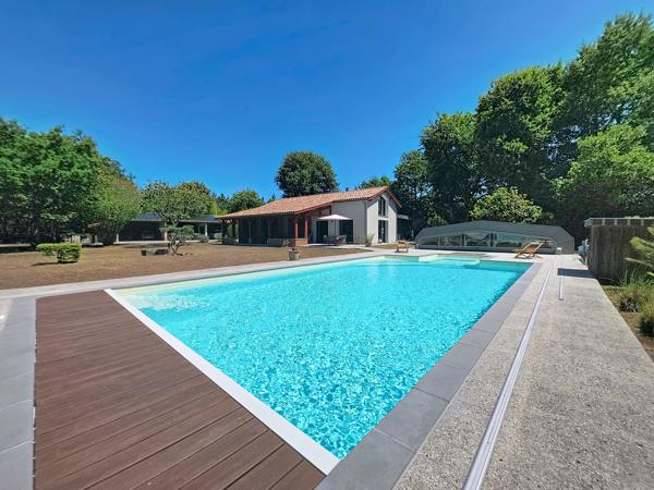 Maison
         5 pièces
        - 209 m² Bien prestige 1 649 000 € *
