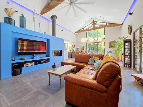 Maison
         5 pièces
        - 209 m² Bien prestige 1 649 000 € *