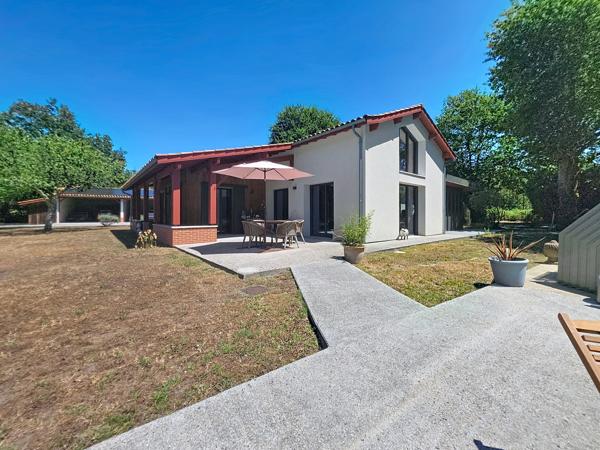Maison
         5 pièces
        - 209 m² Bien prestige 1 649 000 € *