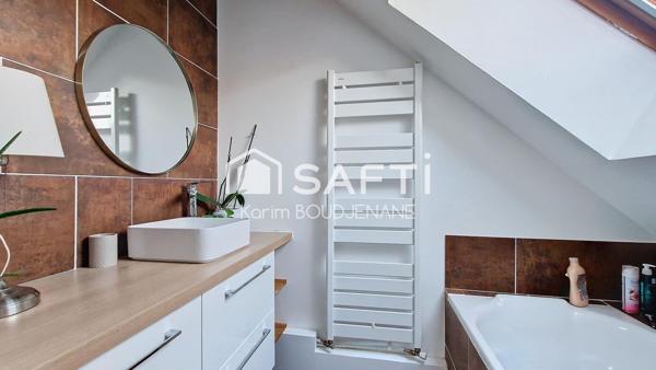 Maison individuelle 215 m2, 4/5 chambres, 1216 m2 de terrain...