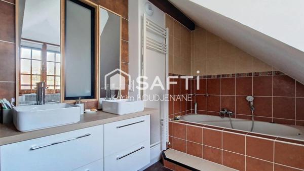 Maison individuelle 215 m2, 4/5 chambres, 1216 m2 de terrain...