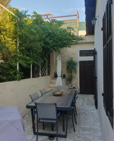 Dpt Bouches du Rhône (13), à vendre LA PENNE SUR HUVEAUNE VILLA P4 de 90 m² vue panoramique avec piscine,  studio en dépendance sur Terrain de 650 m²