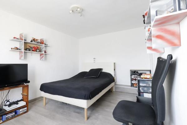 Dpt Bouches du Rhône (13), à vendre LA PENNE SUR HUVEAUNE VILLA P4 de 90 m² vue panoramique avec piscine,  studio en dépendance sur Terrain de 650 m²
