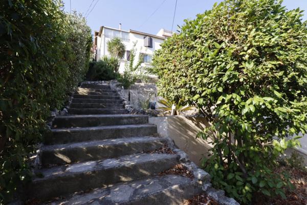 Dpt Bouches du Rhône (13), à vendre LA PENNE SUR HUVEAUNE VILLA P4 de 90 m² vue panoramique avec piscine,  studio en dépendance sur Terrain de 650 m²
