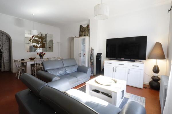 Dpt Bouches du Rhône (13), à vendre LA PENNE SUR HUVEAUNE VILLA P4 de 90 m² vue panoramique avec piscine,  studio en dépendance sur Terrain de 650 m²